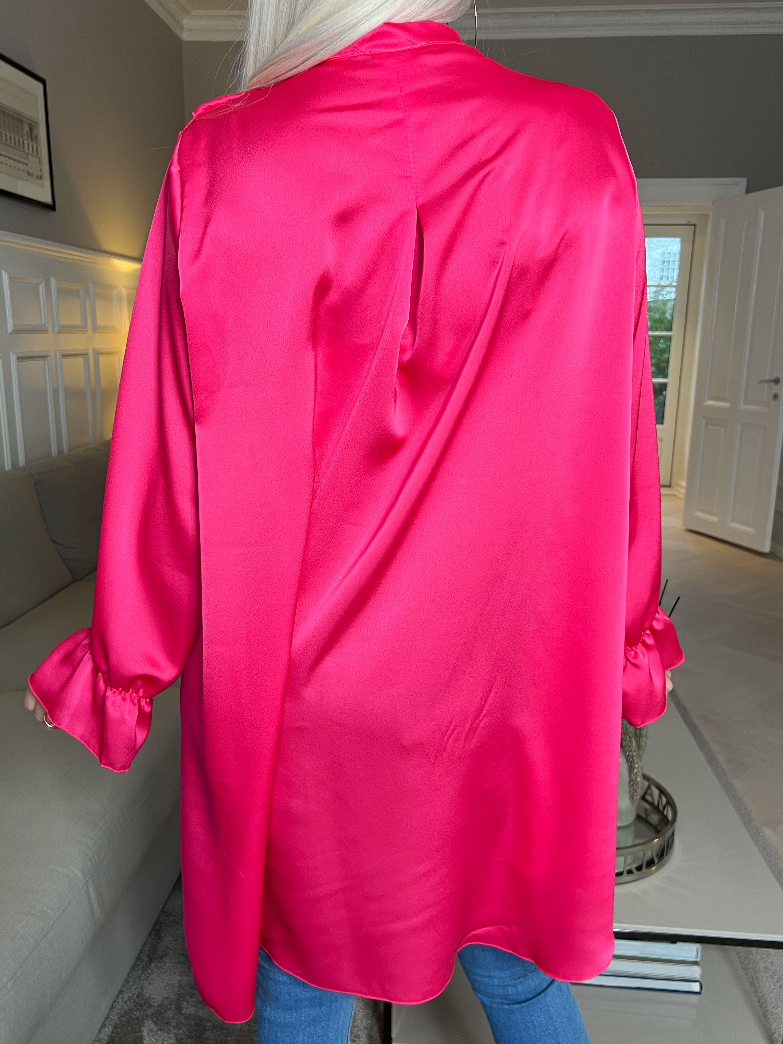 FÖRHANDSBESTÄLLNING - Abira - Enfärgad skjortklänning i silkelook med volanger